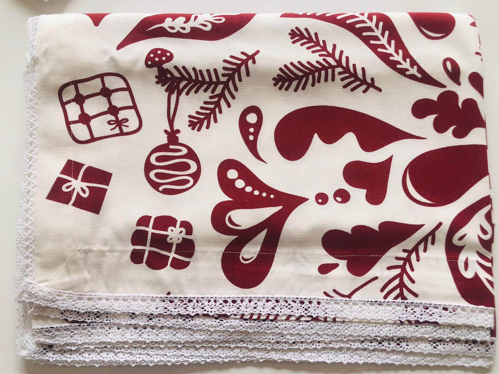 Kırmızı desenli kenarları dantelli masa örtüsü