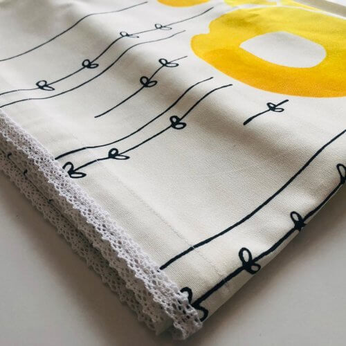 Sarı desenli kenarları dantelli masa örtüsü