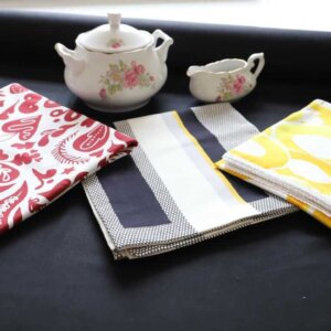 Siyah çizgili masa örtüsü